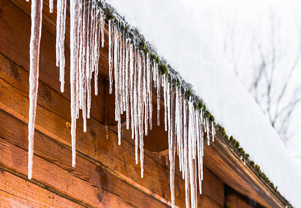 istock house roof icicles 165150991