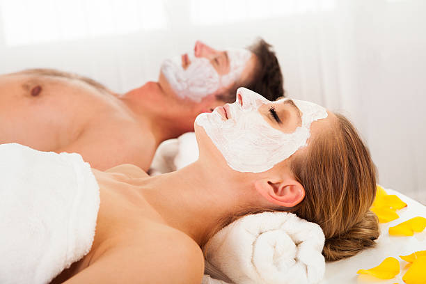 мужчина и женщина с маска для лица - health spa spa treatment couple heterosexual couple стоковые фото и изображения