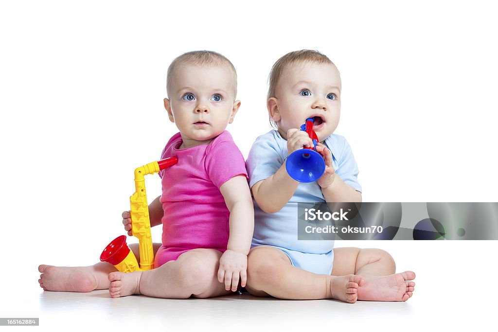 Engraçado bebês Menina e menino jogando brinquedos musical - Foto de stock de Bebê royalty-free
