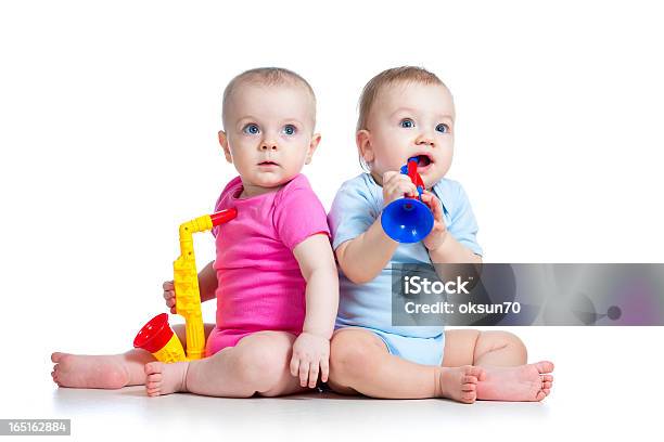 Foto de Engraçado Bebês Menina E Menino Jogando Brinquedos Musical e mais fotos de stock de Bebê