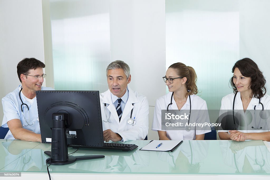 Los médicos tienen una reunión - Foto de stock de Delante de libre de derechos