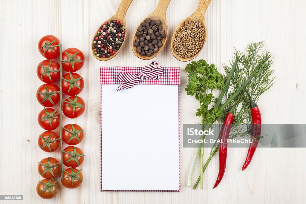 Rezept Notizbuch, chili und Kirschtomaten, Gewürze auf Holz - Lizenzfrei Bauholz-Brett Stock-Foto