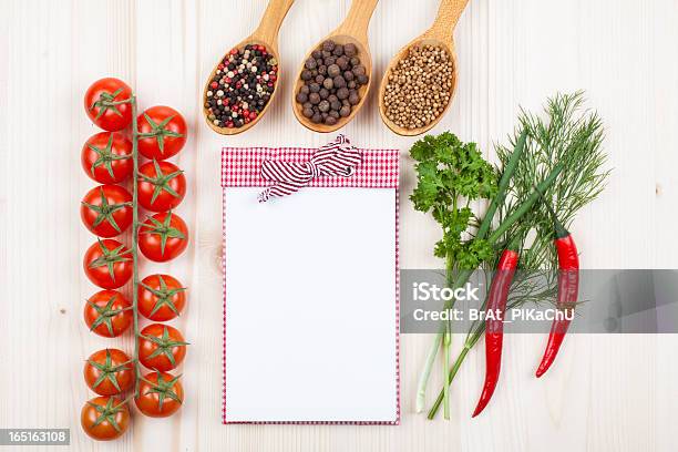 Ricetta Notebook Peperoncino Pomodori Ciliegini Spezie Su Legno - Fotografie stock e altre immagini di Alimentazione sana