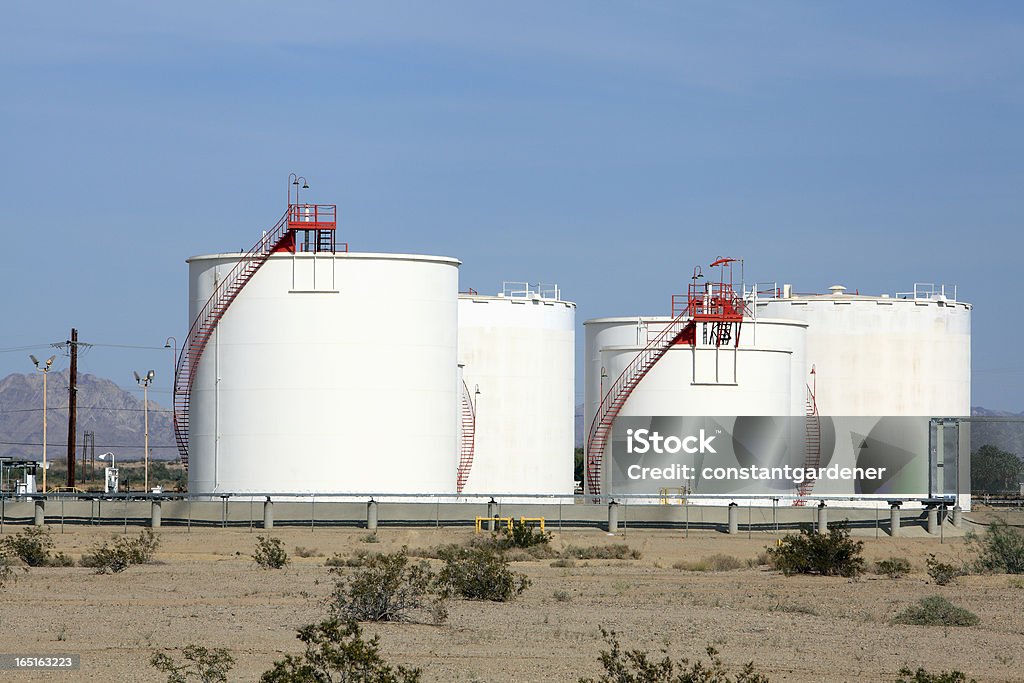 Industrial serbatoi con le scale rosso - Foto stock royalty-free di Bianco