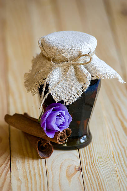 decorate pentola con marmellata di noce - single flower brown wood spice foto e immagini stock