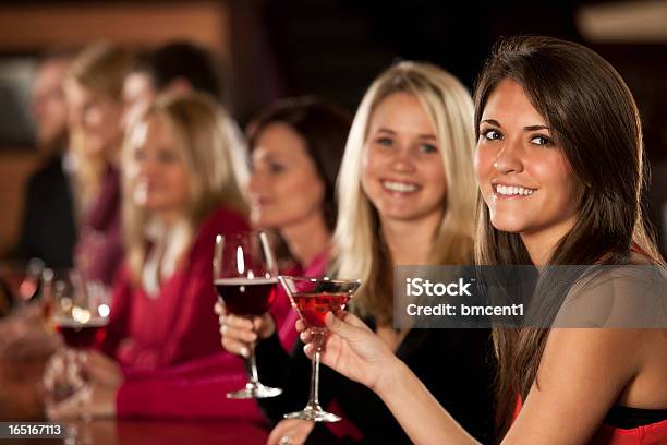Sonriente Joven Mujer Con Amigos Disfrutando De Bebidas Foto de stock y más banco de imágenes de 20 a 29 años