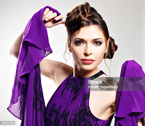 Photo libre de droit de Femme Fashion Dans Une Robe Violette Avec Coiffure Élégante banque d'images et plus d'images libres de droit de A la mode