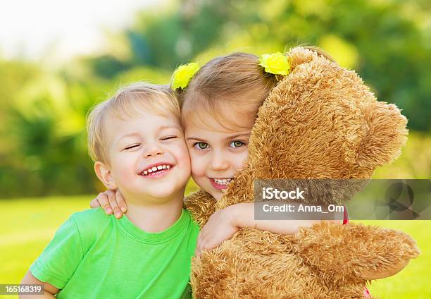 Dois Pequena Criança Agarrar - Fotografias de stock e mais imagens de Ao Ar Livre - Ao Ar Livre, Criança, Abraçar