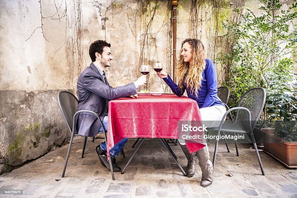 Miłość w włoska kawiarnia, bo Para - Zbiór zdjęć royalty-free (Ogródek kawiarniany)