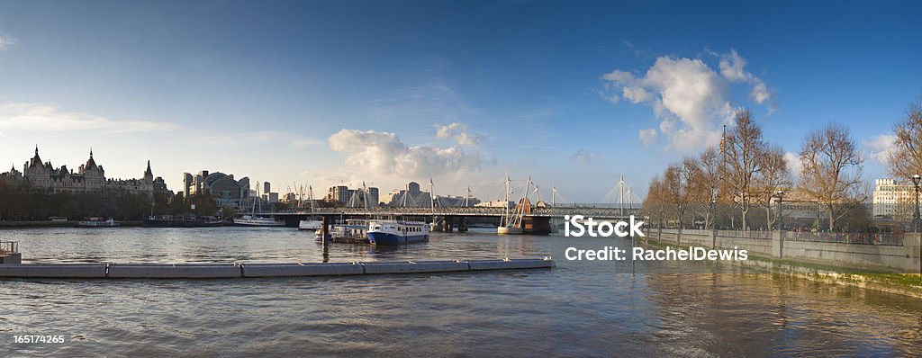 Londres le long de la Tamise. - Photo de Londres libre de droits