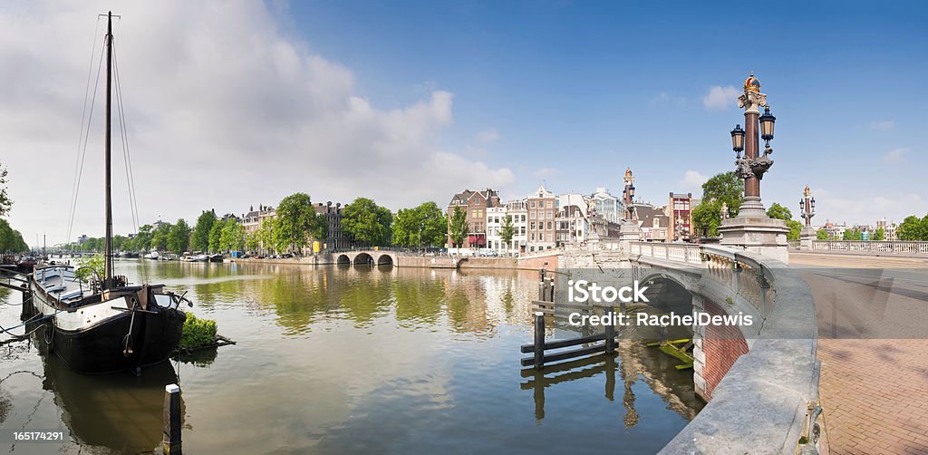 Ponte Magere Blauw-Verão na Amstel de Amsterdã. - Foto de stock de Amsterdã royalty-free
