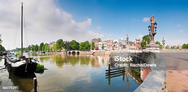 Foto de Ponte Magere Blauwverão Na Amstel De Amsterdã e mais fotos de stock de Amsterdã - Amsterdã, Arborizado, Arquitetura