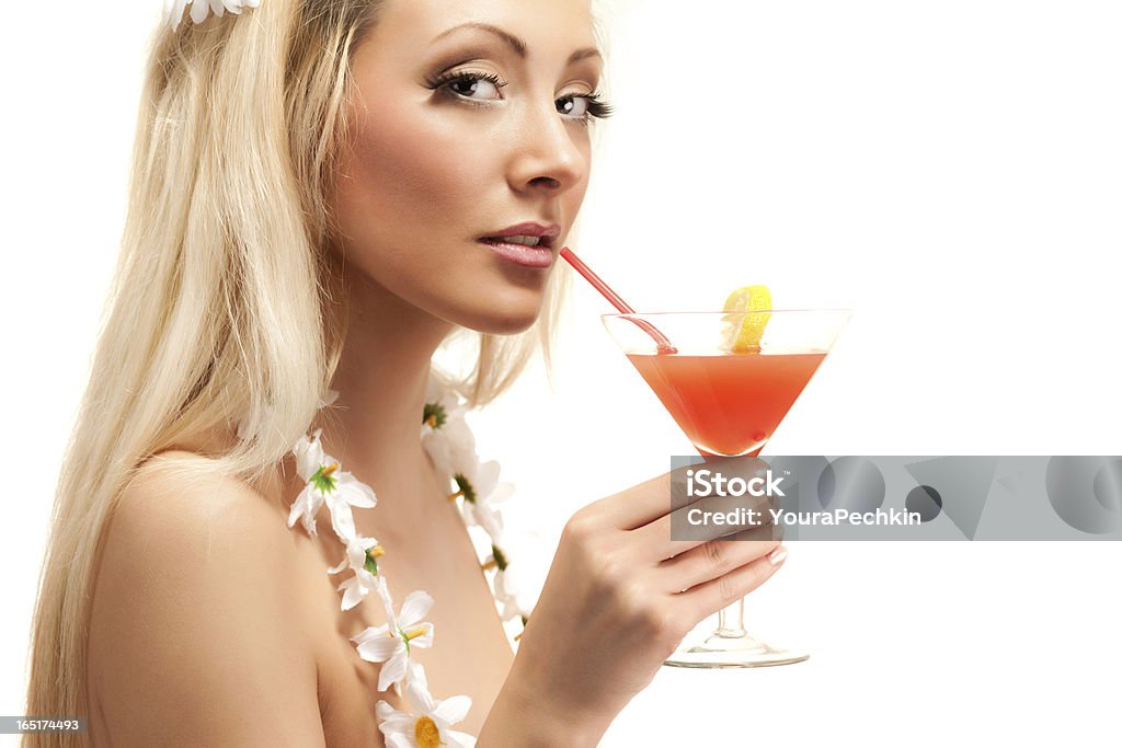 Mulher bebendo cocktails - Foto de stock de 20-24 Anos royalty-free