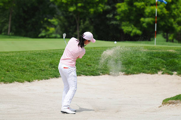 여성 골프 및 골프 스포츠 - 모래 구덩이 뉴스 사진 이미지