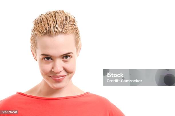 Junge Frau Die Ihre Augenbrauen Unter Stockfoto und mehr Bilder von Blick in die Kamera - Blick in die Kamera, Blondes Haar, Eine Frau allein