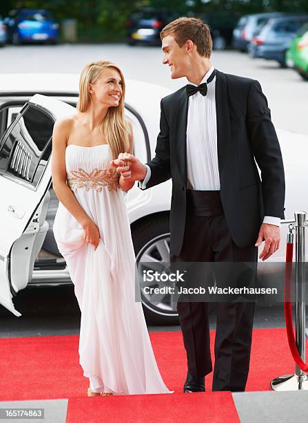 Pasea Por La Alfombra Roja Común Foto de stock y más banco de imágenes de Alfombra roja - Alfombra roja, Mujeres, Personas