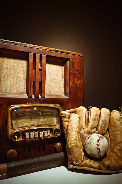 radio ancienne mit et gant de baseball - baseball mit audio photos et images de collection