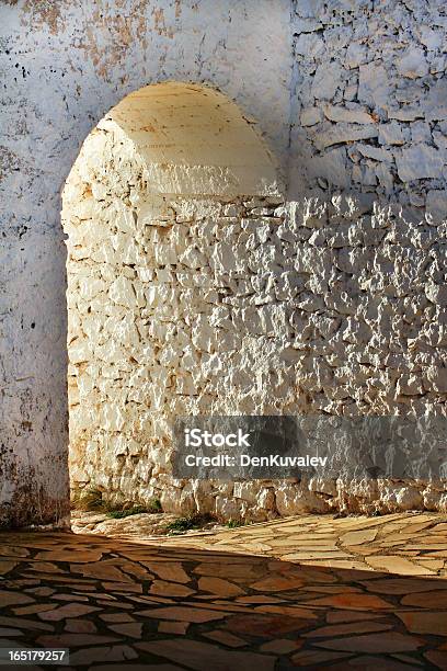 Foto de Velho Castelo De Um Portão De Pedra Em Estilo Antigo e mais fotos de stock de Aberto