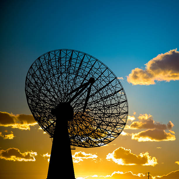 antena parabólica - defense industry audio fotografías e imágenes de stock