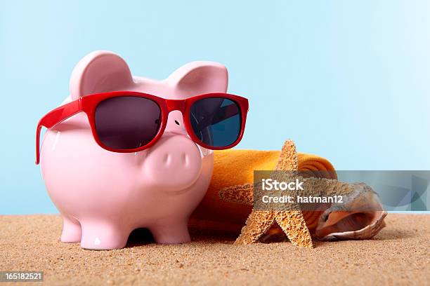 Foto de Piggy Bank Férias Na Praia e mais fotos de stock de Aposentadoria - Aposentadoria, Areia, Cofre de porquinho