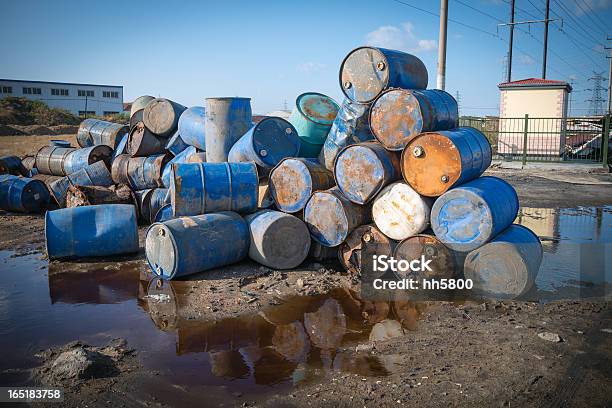 Bidones De Aceite De Contaminación Por Sustancias Químicas Foto de stock y más banco de imágenes de Residuo tóxico