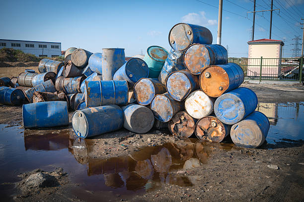 загрязнение химического нефти барабаны - toxic waste стоковые фото и изображения