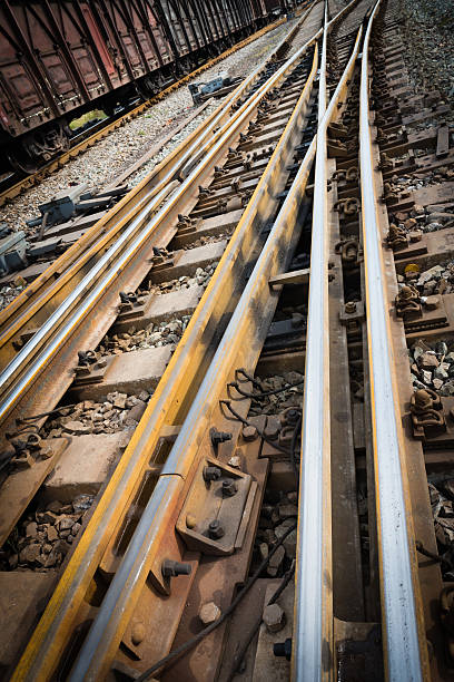 ferrovia de pontos - railroad track uncertainty freight transportation choice - fotografias e filmes do acervo