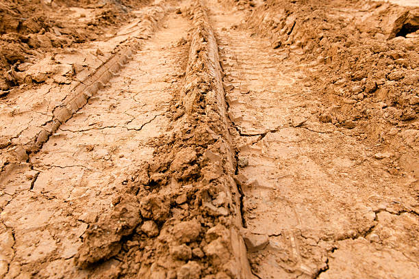 strada in terra battuta - dirt road road desert road gravel foto e immagini stock