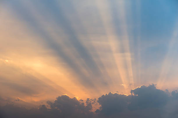 światło słoneczne, promieni światła za chmury - cloud heaven light sunbeam zdjęcia i obrazy z banku zdjęć