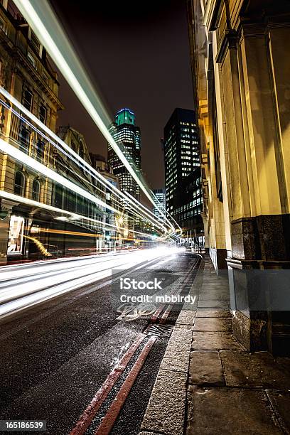 Photo libre de droit de Sentiers De Lumière Dans La Ville De Londres Au Crépuscule banque d'images et plus d'images libres de droit de Londres