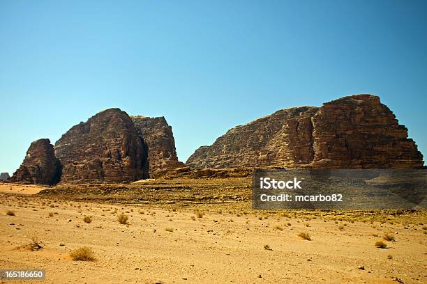 Desierto De Wadi Rum Foto de stock y más banco de imágenes de Aire libre - Aire libre, Altozano, Arena