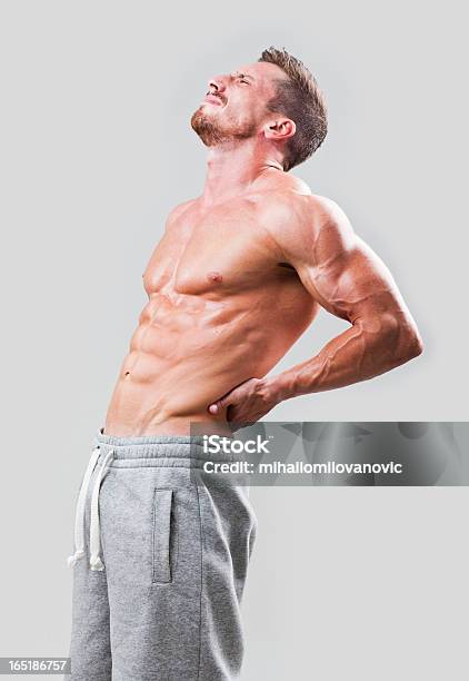 남자의 허리 통증 건강관리와 의술에 대한 스톡 사진 및 기타 이미지 - 건강관리와 의술, 관절염, 근육질 체격