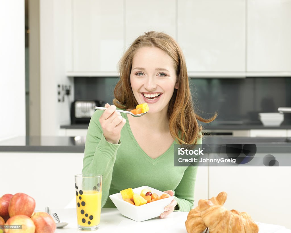 Junge Frau Essen ein gesundes Frühstück in her kitchen table - Lizenzfrei 20-24 Jahre Stock-Foto