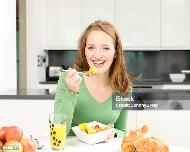 Junge Frau Essen Ein Gesundes Frühstück In Her Kitchen Table Stockfoto und mehr Bilder von 20-24 Jahre