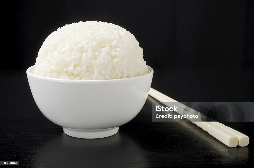 Bol de riz avec des baguettes chinoises - Photo de Bol à riz libre de droits