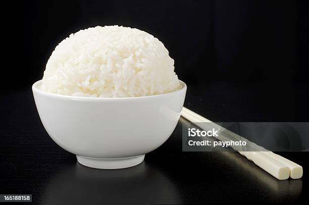Photo libre de droit de Bol De Riz Avec Des Baguettes Chinoises banque d'images et plus d'images libres de droit de Bol à riz - Bol à riz, Aliment, Aliments et boissons