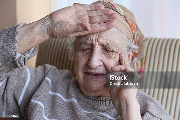 Foto de Dor De Cabeça e mais fotos de stock de Adulto - Adulto, Doença, Dor de Cabeça