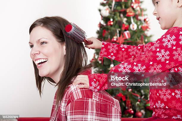 Foto de Natal Mãe E Filha Escova De Cabelo e mais fotos de stock de Natal - Natal, Pente, Pentear