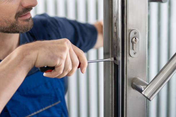 istock Handyman Fitting A New Door 1652006048