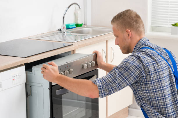 istock Repairman Repairing Oven 1652009289