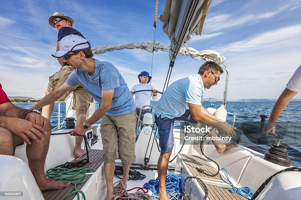 Squadra di vela su Barca a vela - Foto stock royalty-free di Regata