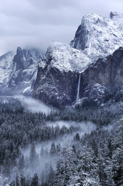 misty mañana sobre bridalveil falls en yosemity parque nacional - yosemite national park winter waterfall california fotografías e imágenes de stock