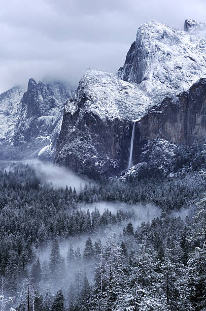 misty manhã em bridalveil yosemity cachoeira no parque nacional de - mist mountain range californian sierra nevada cliff imagens e fotografias de stock