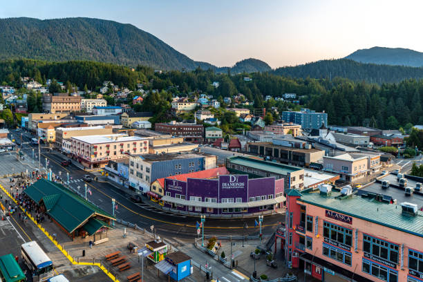 widok ulicy ketchikan, alaska, stany zjednoczone - creek street zdjęcia i obrazy z banku zdjęć