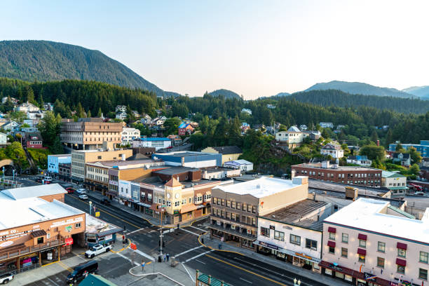 widok ulicy ketchikan, alaska, stany zjednoczone - creek street zdjęcia i obrazy z banku zdjęć