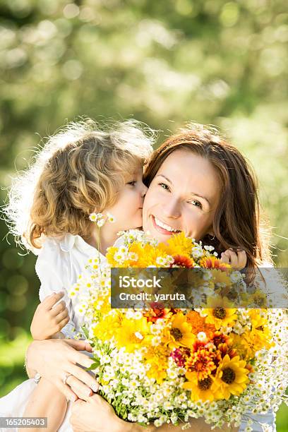 Mujer Y Niño Con Ramo De Flores Foto de stock y más banco de imágenes de Día de la madre - Día de la madre, Bebé, Niño