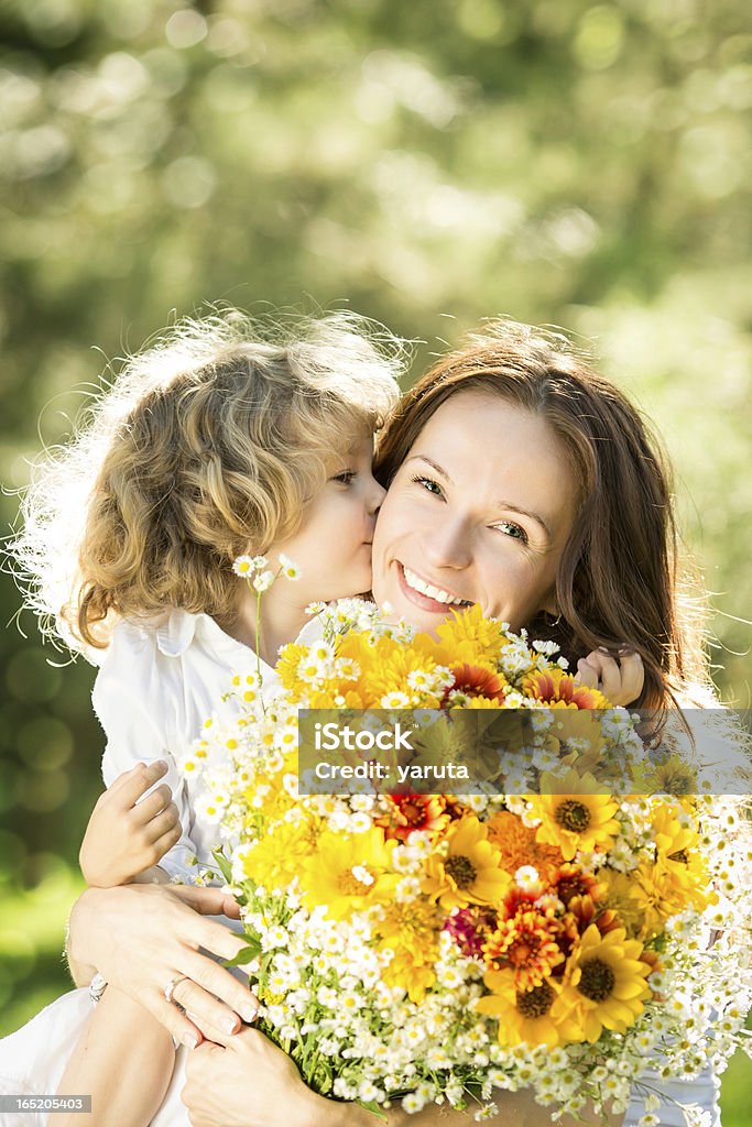 Femme et enfant avec bouquet de fleurs - Photo de Fête des mères libre de droits
