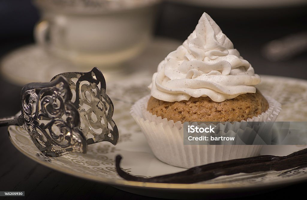 Végétalien gâteau avec crème garniture. - Photo de Assiette libre de droits