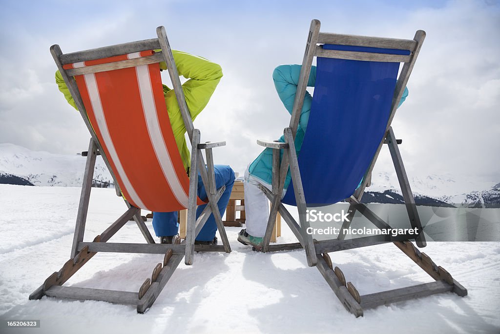 Après-ski-Paar auf Liegestühlen zurücklehnen - Lizenzfrei Skifahren Stock-Foto