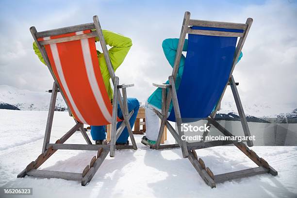 Aprèsskipaar Auf Liegestühlen Zurücklehnen Stockfoto und mehr Bilder von Skifahren - Skifahren, Après-Ski, Stuhl